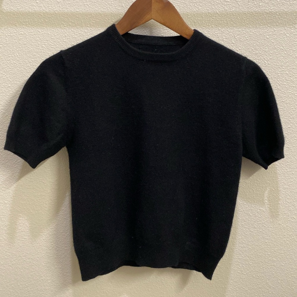 100% cashmere sweater, size S.